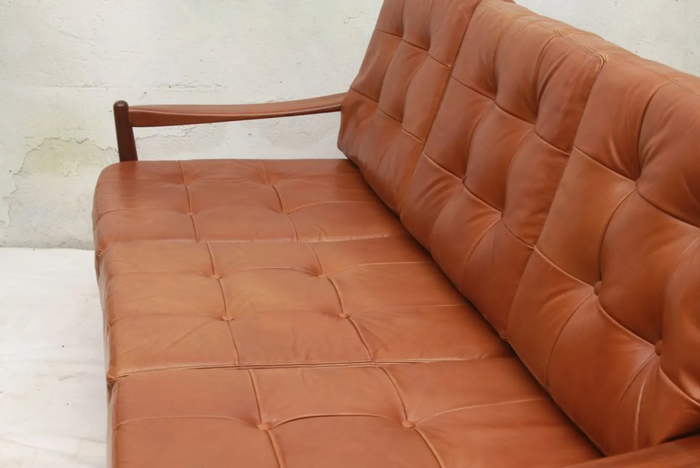 Vintage Sofa mit Cognacfarbenem Lederkissen, 1965