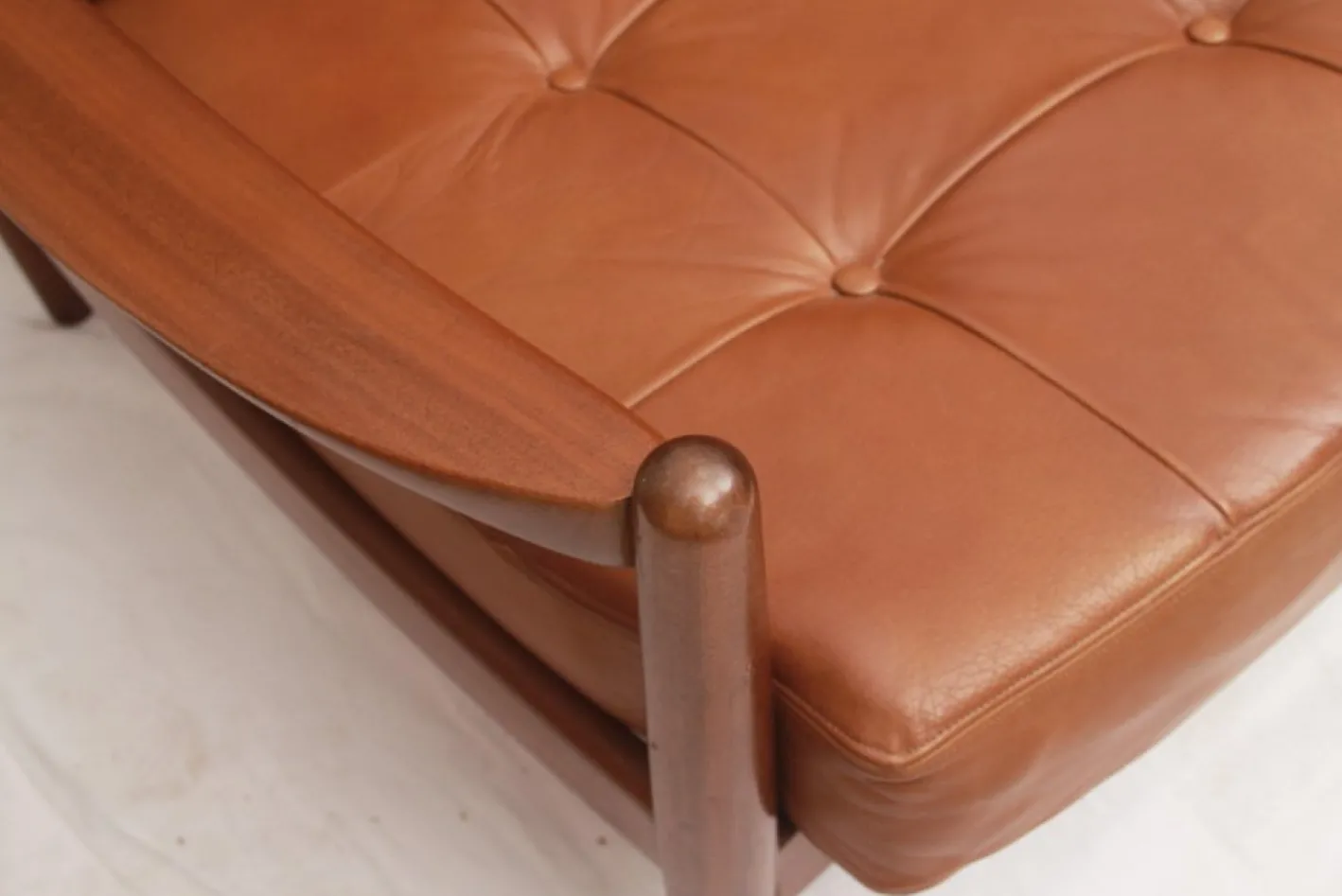 Vintage Sofa mit Cognacfarbenem Lederkissen, 1965