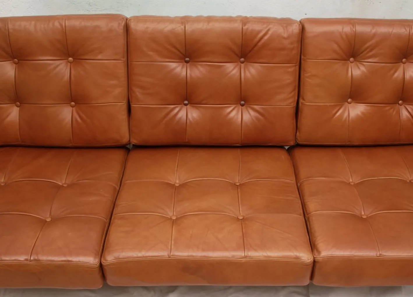 Vintage Sofa mit Cognacfarbenem Lederkissen, 1965