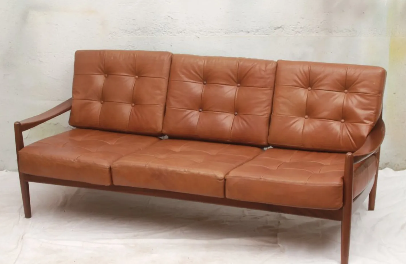 Vintage Sofa mit Cognacfarbenem Lederkissen, 1965