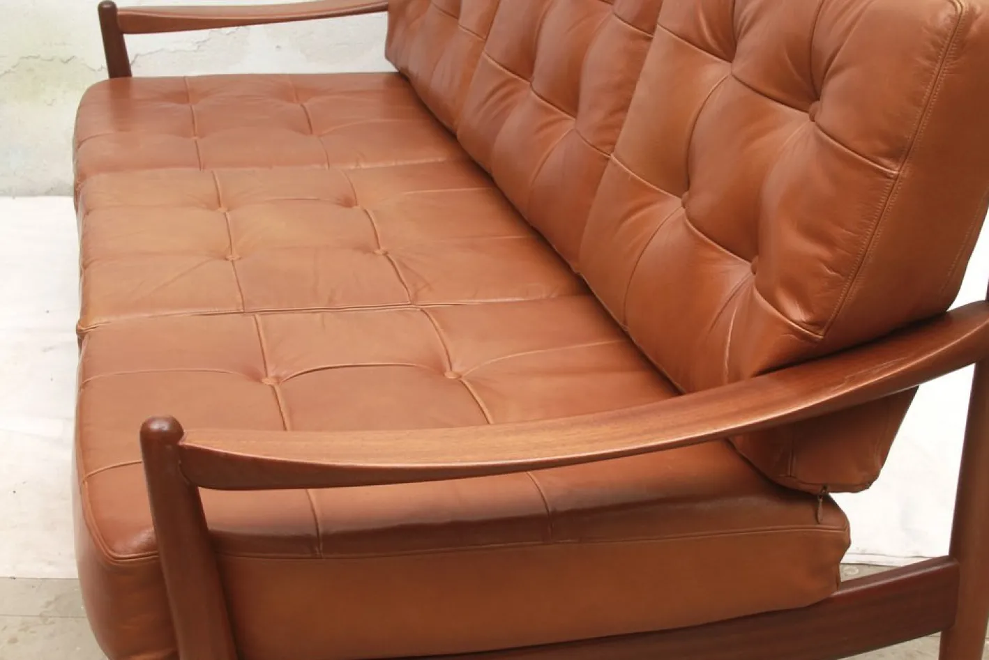 Vintage Sofa mit Cognacfarbenem Lederkissen, 1965