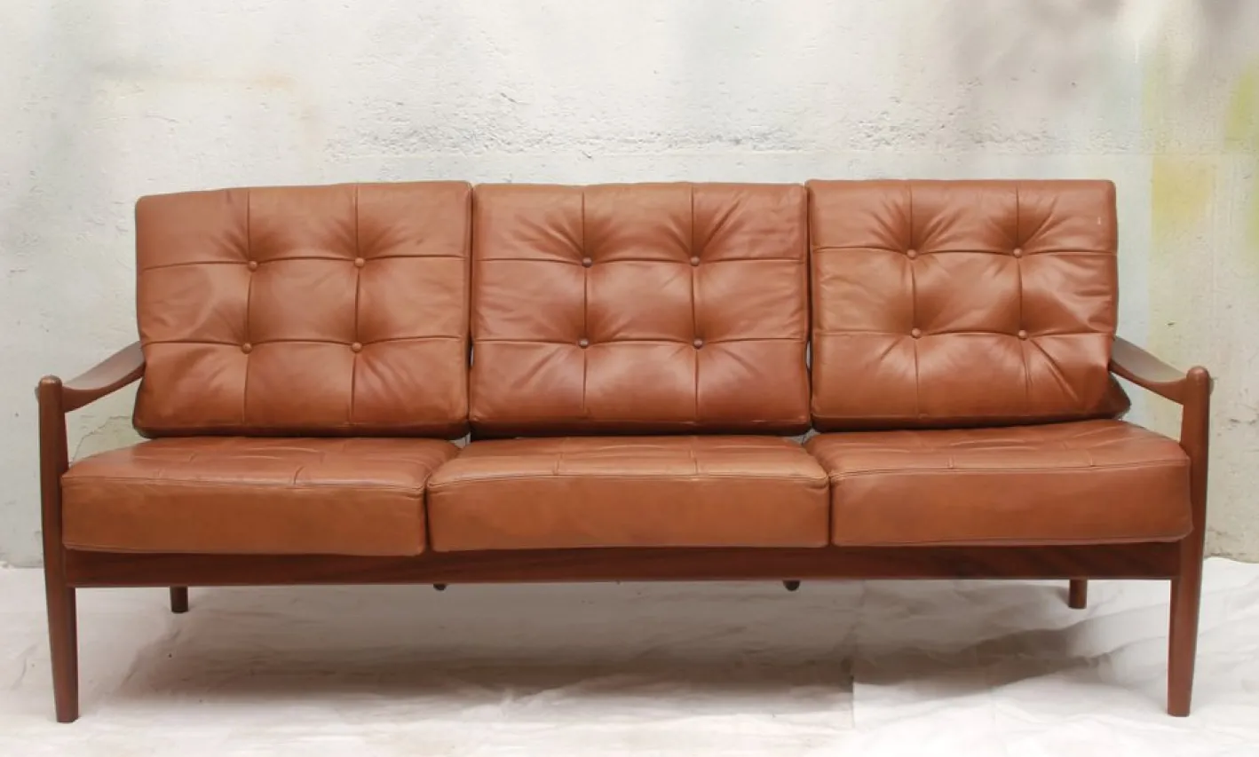 Vintage Sofa mit Cognacfarbenem Lederkissen, 1965