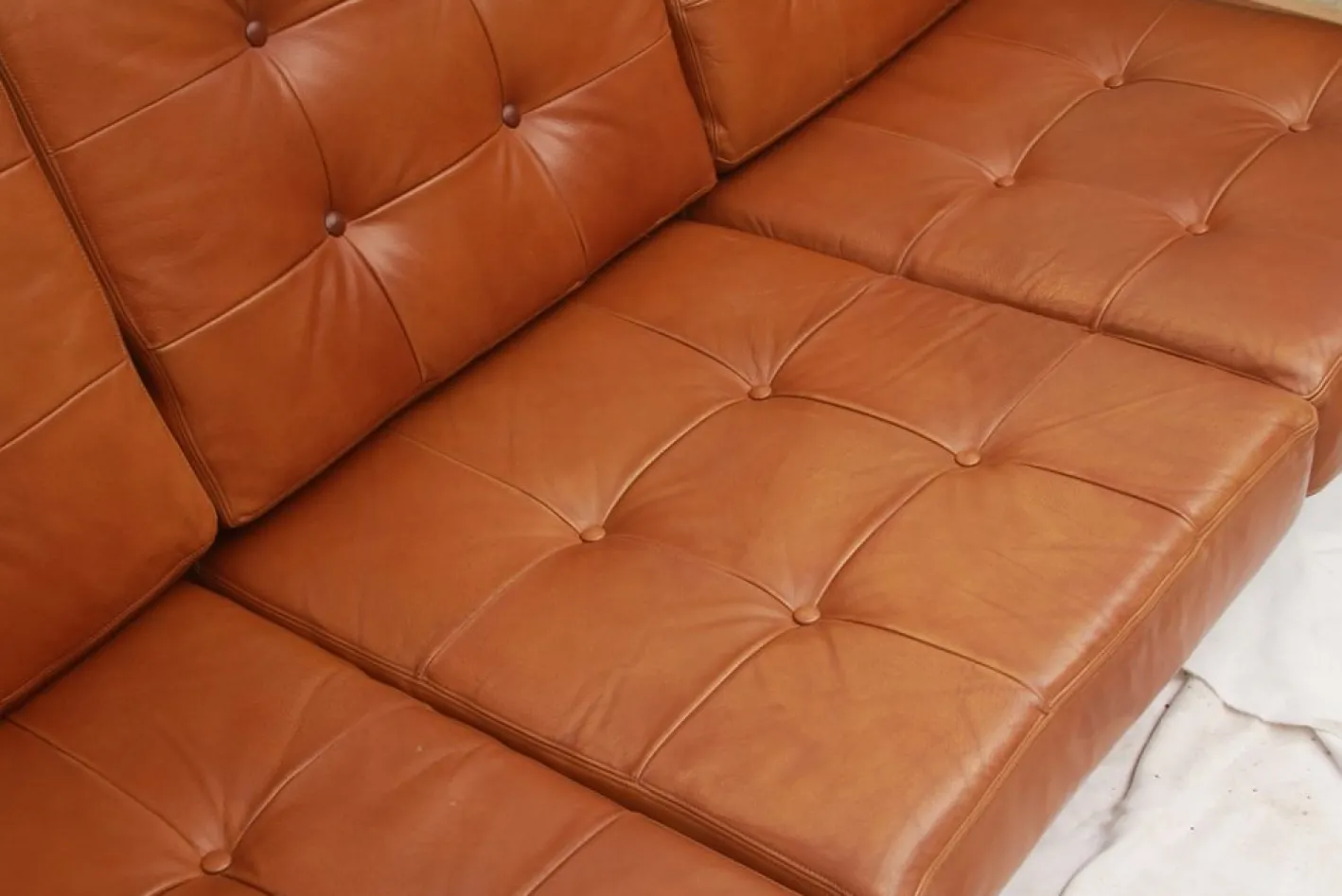 Vintage Sofa mit Cognacfarbenem Lederkissen, 1965