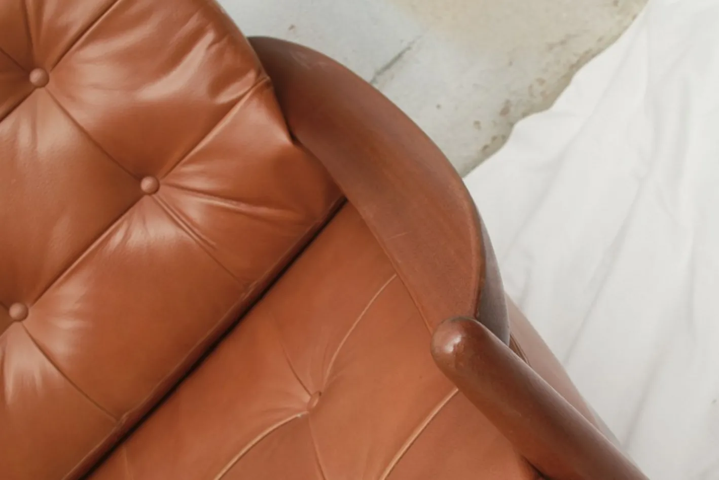 Vintage Sofa mit Cognacfarbenem Lederkissen, 1965