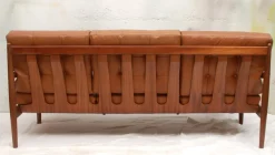 Vintage Sofa mit Cognacfarbenem Lederkissen, 1965