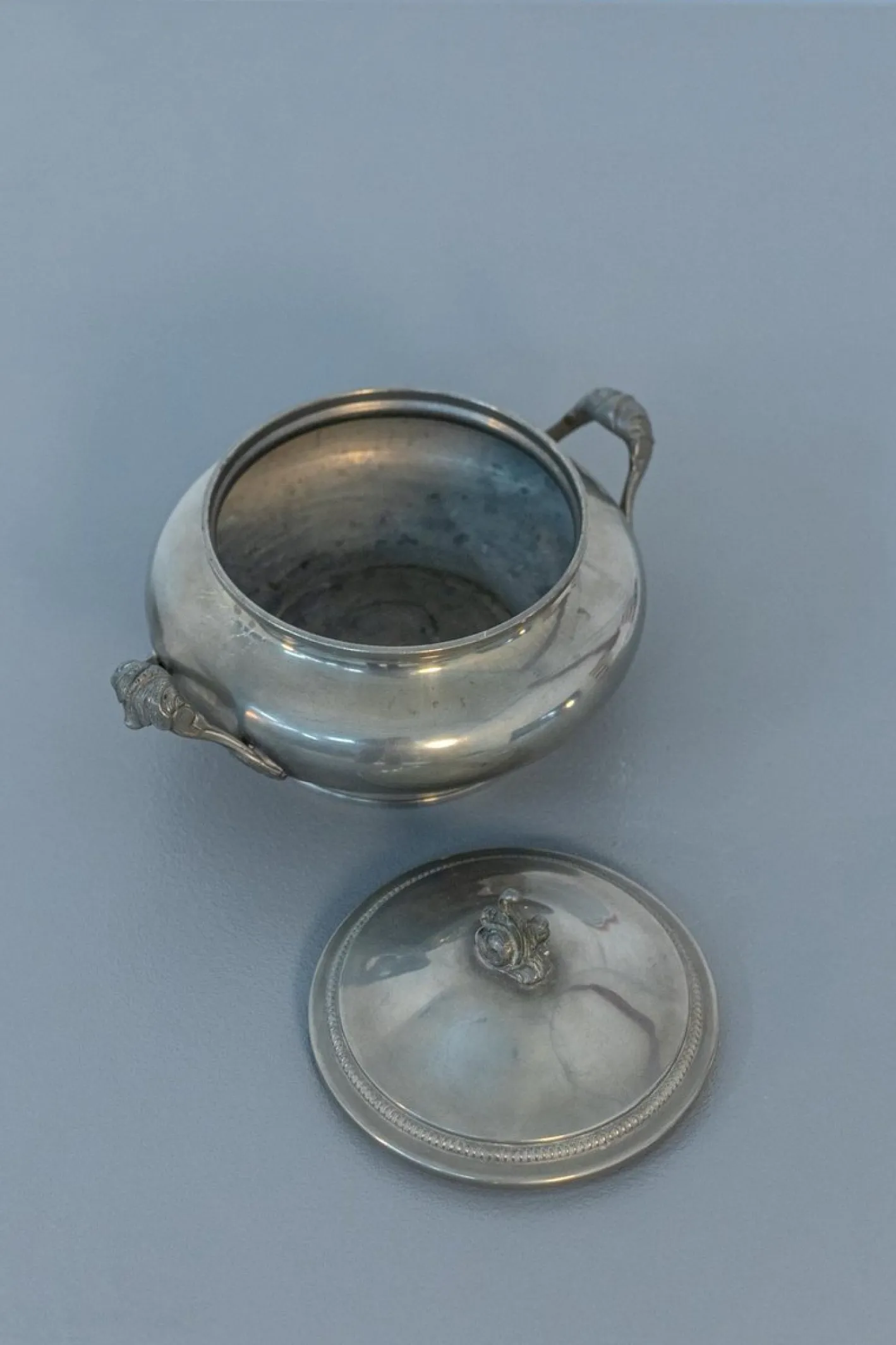 Vintage Suppenterrine aus silbernem Metall mit Deckel