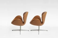 Vintage Swan Drehsessel aus cognacfarbenem Leder von Arne Jacobsen für Fritz Hansen, 1950er, 2er Set