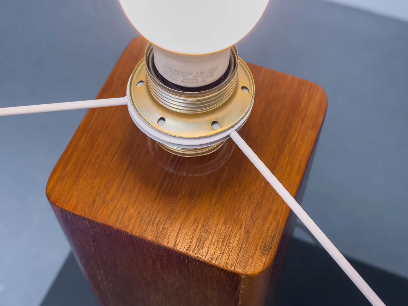 Vintage Tischlampe aus Teak, 1970er