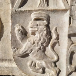 Wappen aus geschnitztem Marmor mit verschiedenen heraldischen Symbolen, 17. Jh