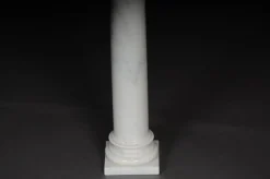 Weiße Marmorsäule