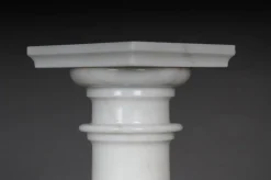 Weiße Marmorsäule