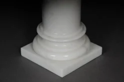 Weiße Marmorsäule