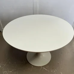 Weißer Arkana Tulip Tisch, 1960er