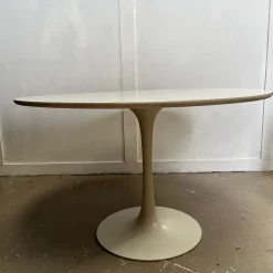 Weißer Arkana Tulip Tisch, 1960er