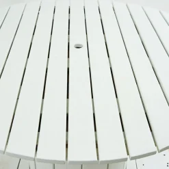 Weißer Holz-Außentisch