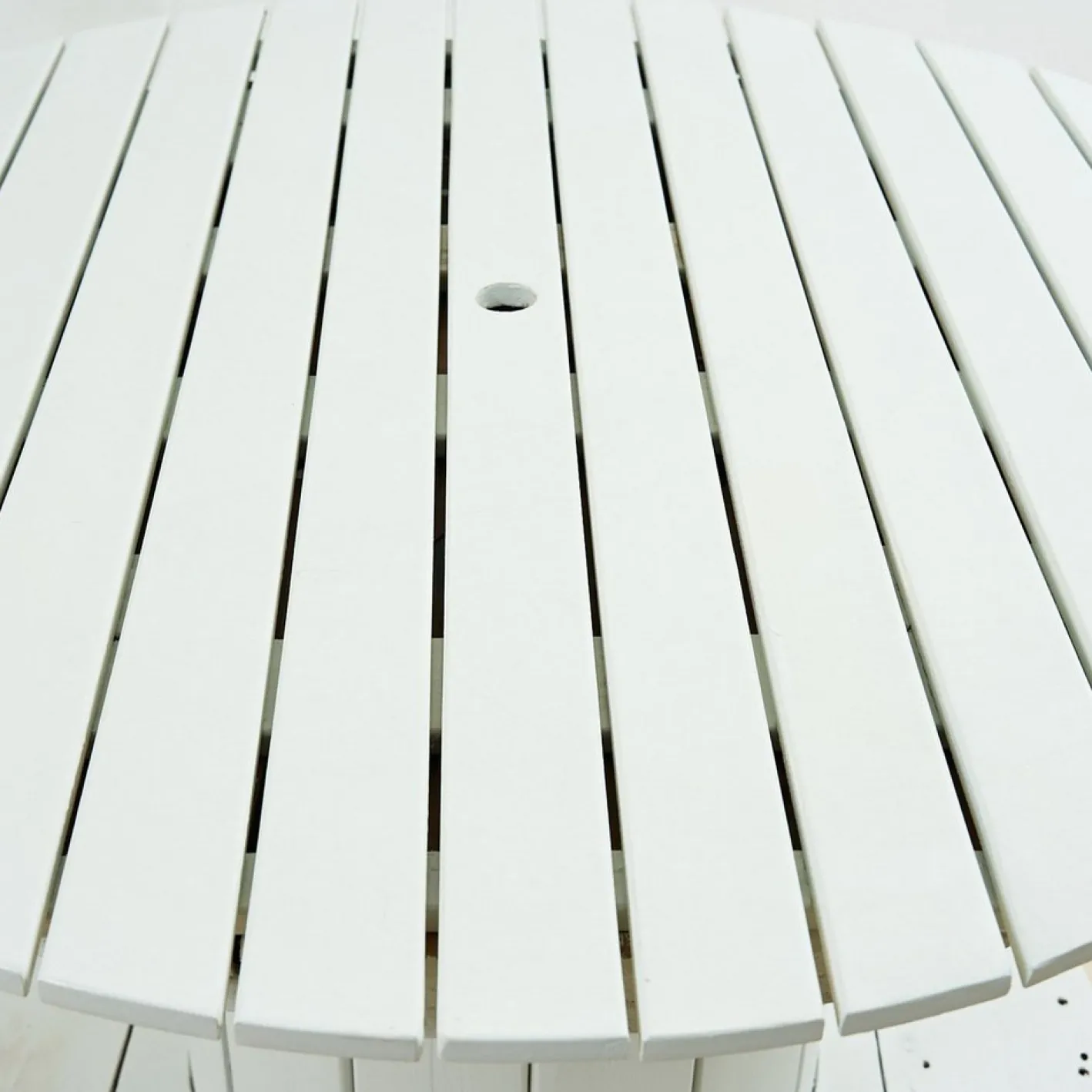 Weißer Holz-Außentisch