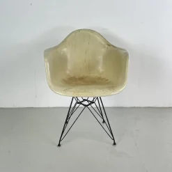 Weißer Pergament DAR Stuhl aus Fiberglas von Charles & Ray Eames für Herman Miller, 1950er