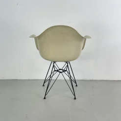 Weißer Pergament DAR Stuhl aus Fiberglas von Charles & Ray Eames für Herman Miller, 1950er