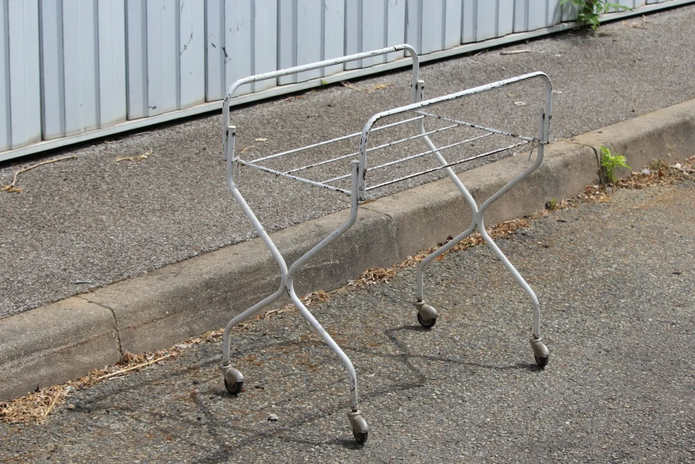 Weißer Vintage Klapptisch aus Metall, 1970er