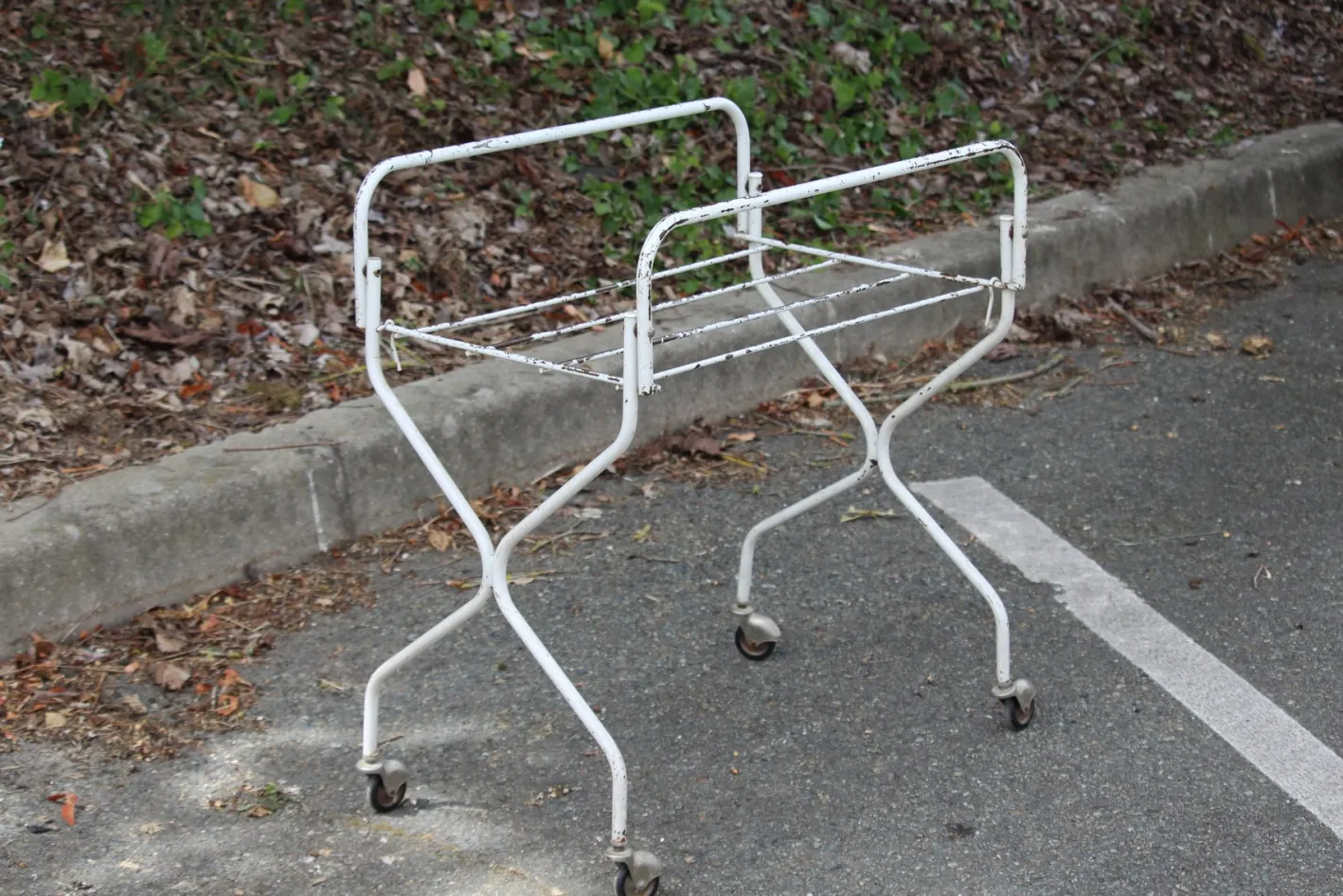 Weißer Vintage Klapptisch aus Metall, 1970er