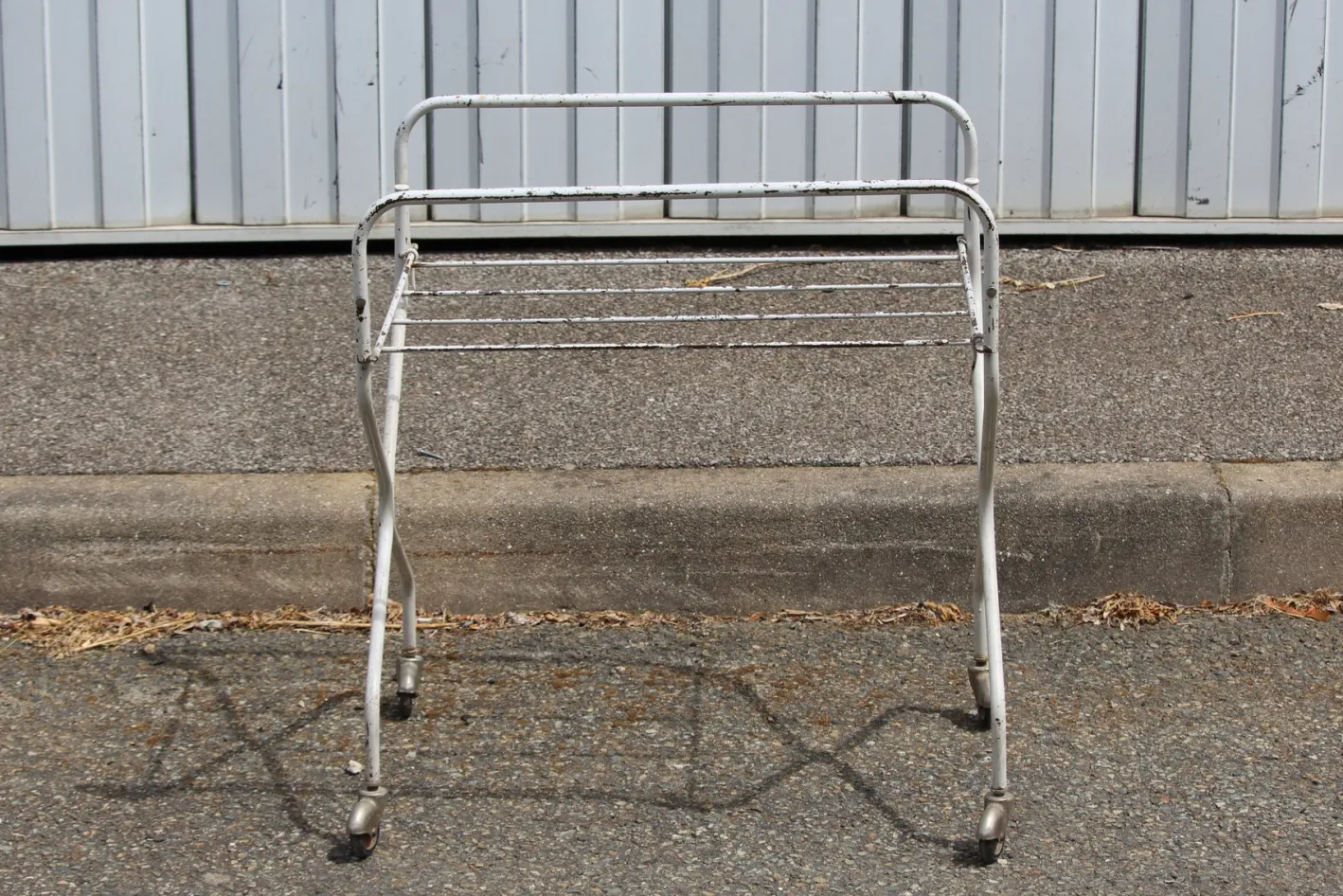 Weißer Vintage Klapptisch aus Metall, 1970er