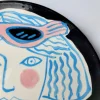 Woman the Blue mit Flüchtigen Teller von Dalila Chessa