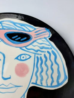 Woman the Blue mit Flüchtigen Teller von Dalila Chessa