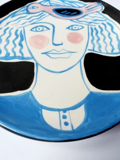 Woman the Blue mit Flüchtigen Teller von Dalila Chessa