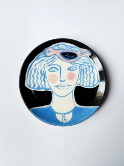 Woman the Blue mit Flüchtigen Teller von Dalila Chessa