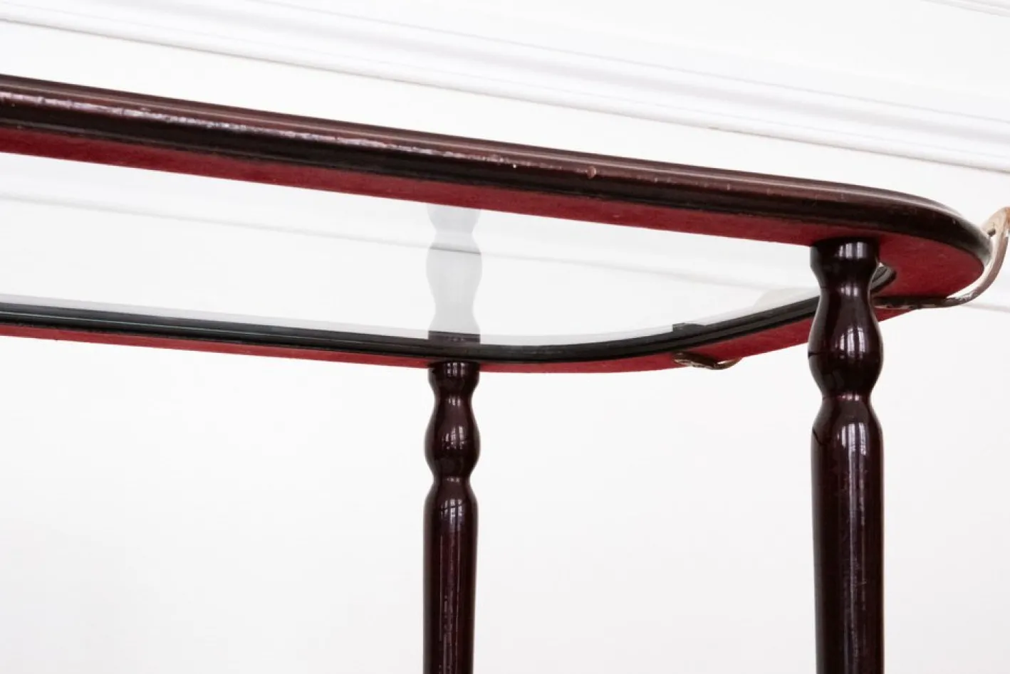 Zweistufiger Vintage Servierwagen aus Lackiertem Holz & Glas mit Messingdetails, 1940