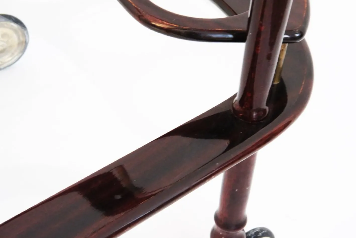 Zweistufiger Vintage Servierwagen aus Lackiertem Holz & Glas mit Messingdetails, 1940