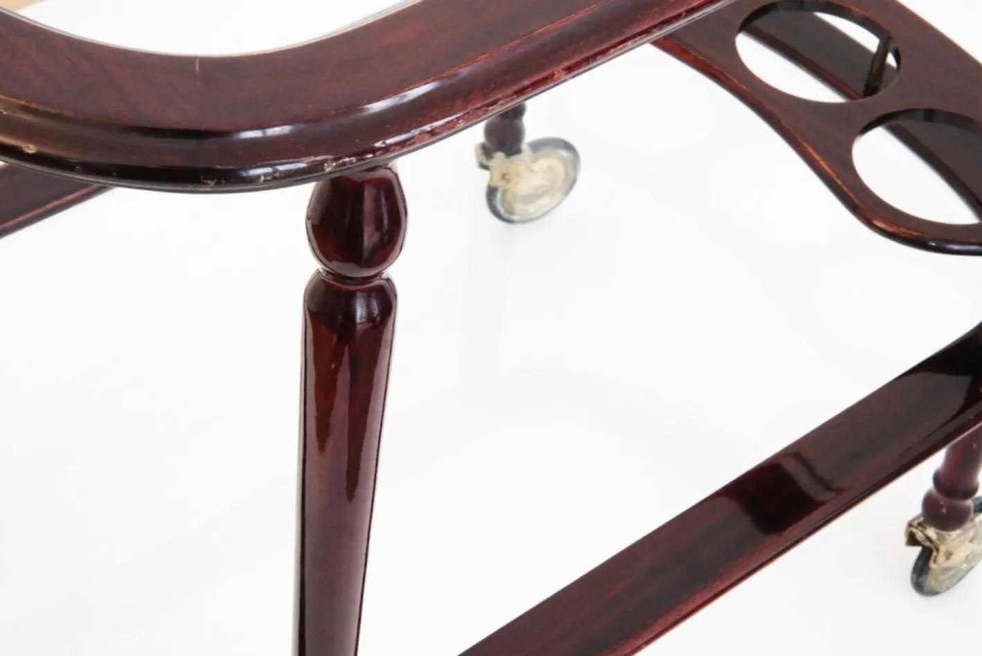 Zweistufiger Vintage Servierwagen aus Lackiertem Holz & Glas mit Messingdetails, 1940