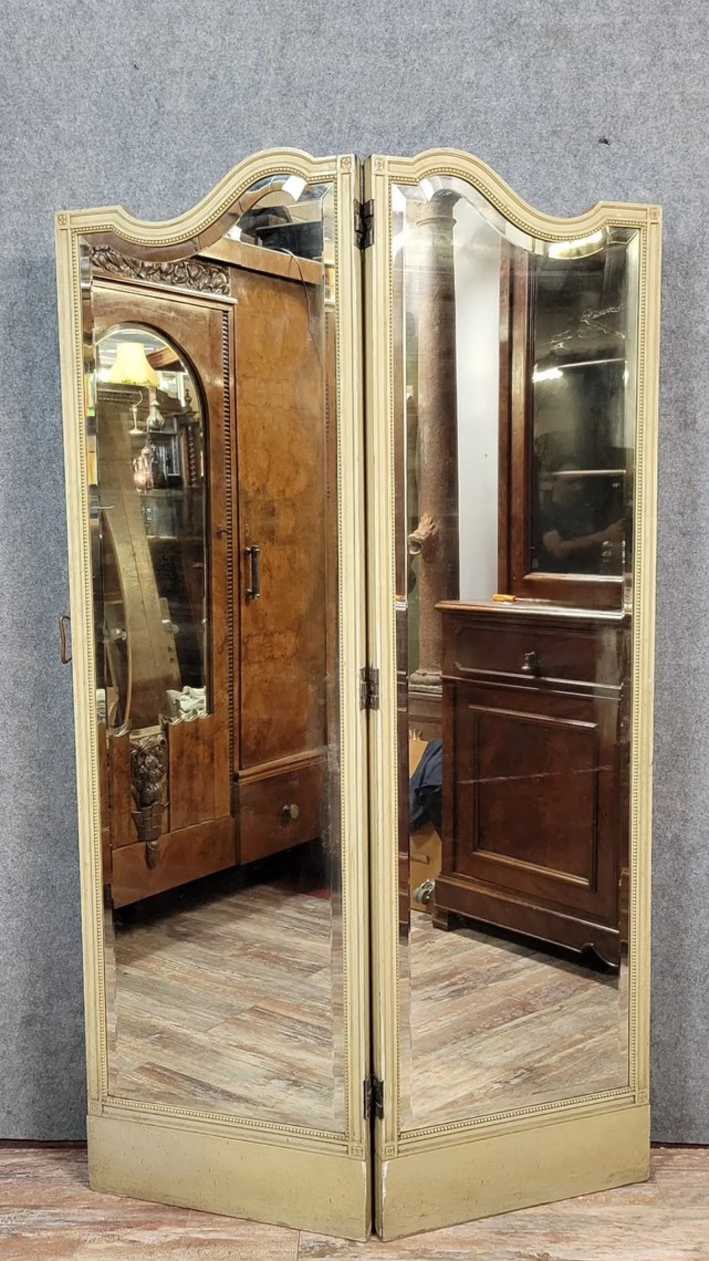 Zweiteiliger Raumteiler aus cremefarben lackiertem Holz mit angeschrägten Spiegeln, 1950er