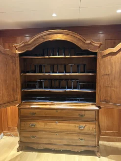 Zweiteiliges Sideboard aus Holz mit Zwei Türen und Schubladen