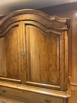 Zweiteiliges Sideboard aus Holz mit Zwei Türen und Schubladen