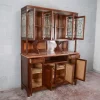Zweiteiliges Sideboard mit Vitrine und Marmorplatte