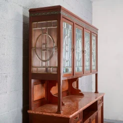 Zweiteiliges Sideboard mit Vitrine und Marmorplatte