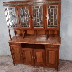 Zweiteiliges Sideboard mit Vitrine und Marmorplatte