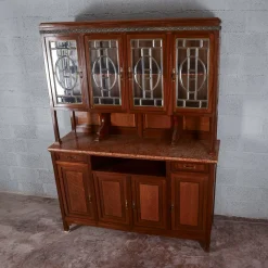 Zweiteiliges Sideboard mit Vitrine und Marmorplatte