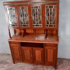 Zweiteiliges Sideboard mit Vitrine und Marmorplatte