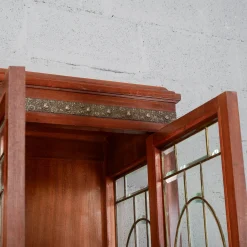 Zweiteiliges Sideboard mit Vitrine und Marmorplatte