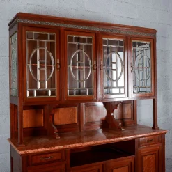 Zweiteiliges Sideboard mit Vitrine und Marmorplatte