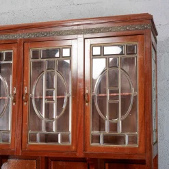 Zweiteiliges Sideboard mit Vitrine und Marmorplatte