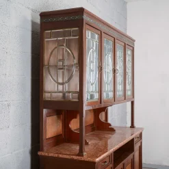 Zweiteiliges Sideboard mit Vitrine und Marmorplatte
