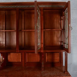 Zweiteiliges Sideboard mit Vitrine und Marmorplatte
