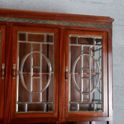 Zweiteiliges Sideboard mit Vitrine und 4 Türen