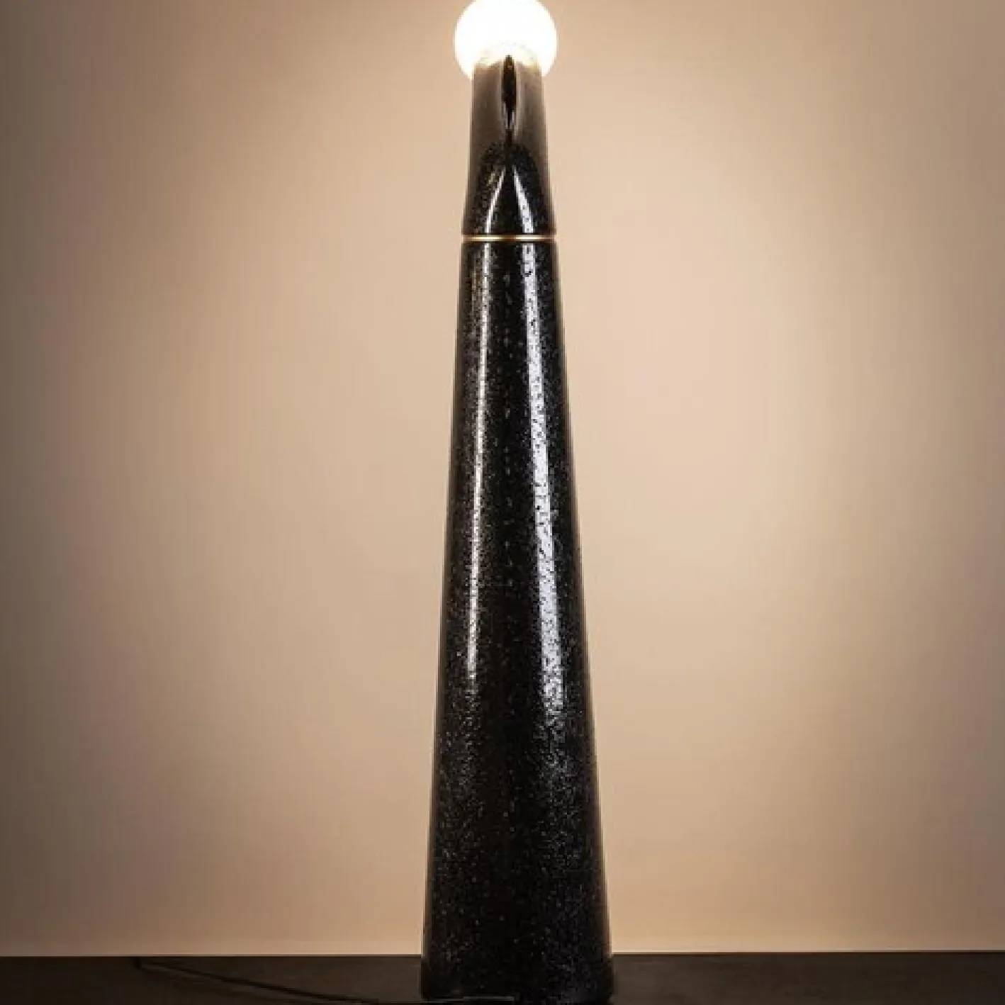 Zylindrische Noda III Stehlampe aus schwarzem Metall von Manufacture XXI