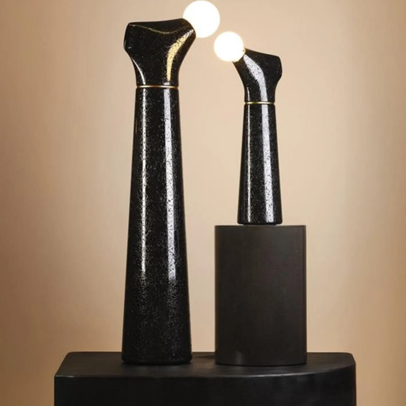 Zylindrische Noda III Stehlampe aus schwarzem Metall von Manufacture XXI
