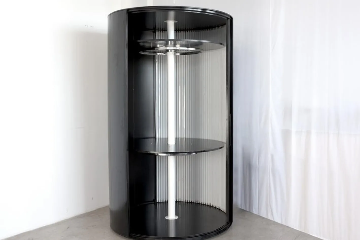 Zylindrischer Garderobenschrank, Italien, 1985